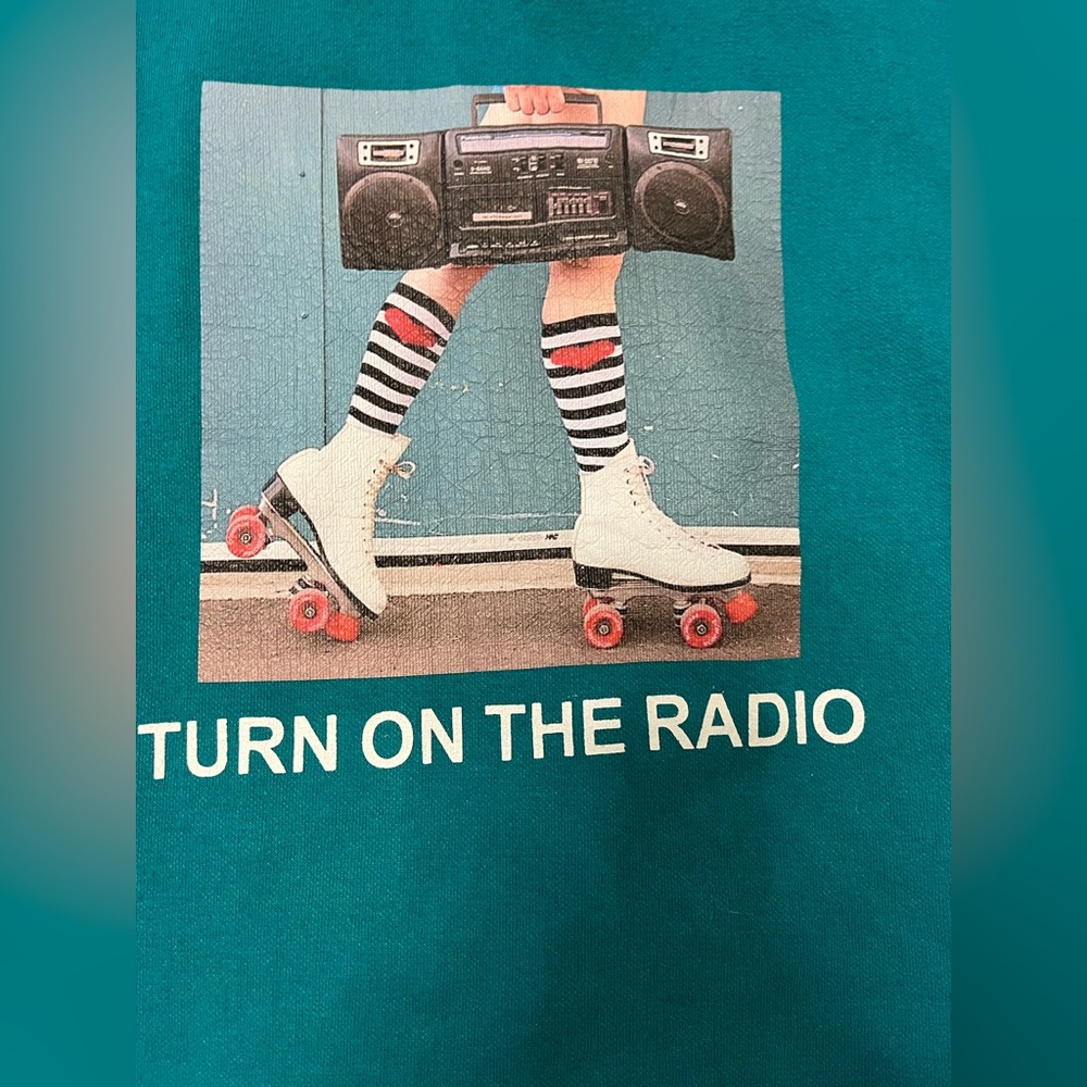 Retro Graphic Cropped T-Shirt with Roller Skates Design